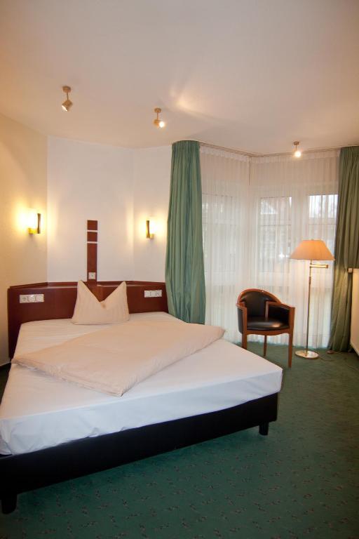 Parkhotel Unter Den Linden Гальберштадт Номер фото